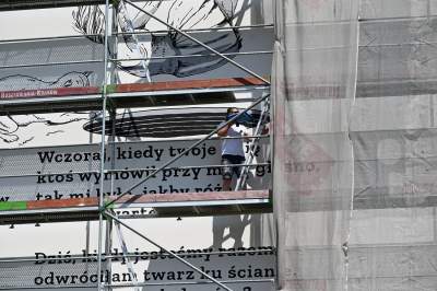 Park Szymborskiej na parę dni przed otwarciem, mural też prawie gotowy - zdjęcie 31