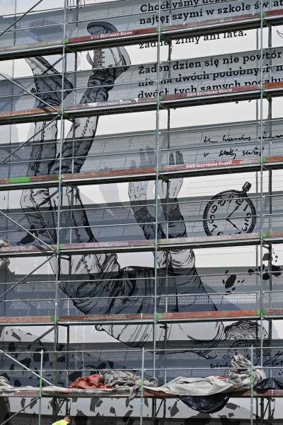 Park Szymborskiej na parę dni przed otwarciem, mural też prawie gotowy - zdjęcie 32