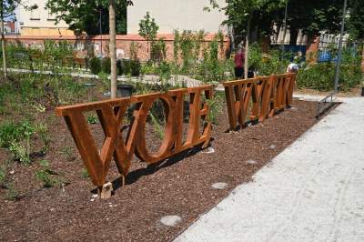 Park Szymborskiej na parę dni przed otwarciem, mural też prawie gotowy - zdjęcie 13