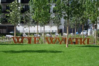 Park Szymborskiej na parę dni przed otwarciem, mural też prawie gotowy - zdjęcie 18