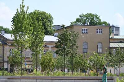 Park Szymborskiej na parę dni przed otwarciem, mural też prawie gotowy - zdjęcie 19