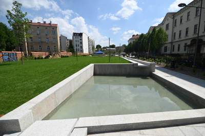 Park Szymborskiej na parę dni przed otwarciem, mural też prawie gotowy - zdjęcie 12