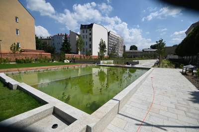 Park Szymborskiej na parę dni przed otwarciem, mural też prawie gotowy - zdjęcie 10