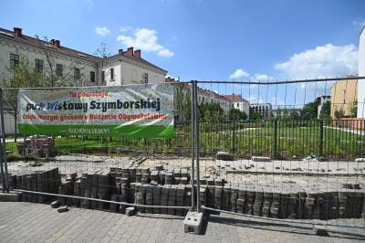 Park Szymborskiej na parę dni przed otwarciem, mural też prawie gotowy - zdjęcie 36