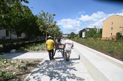 Park Szymborskiej na parę dni przed otwarciem, mural też prawie gotowy - zdjęcie 7