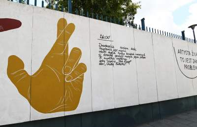 Poezja noblistki trafiła na płot, wyjątkowa wystawa na Dolnych Młynów - zdjęcie 1