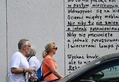 Poezja noblistki trafiła na płot, wyjątkowa wystawa na Dolnych Młynów - zdjęcie 14