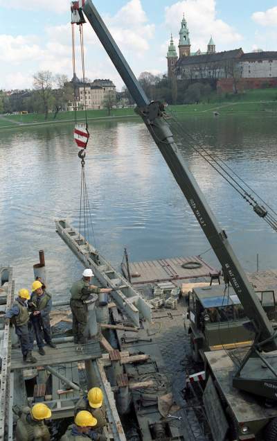 Budowa mostu Lajkonik, tymczasowej przeprawy w roku 1998