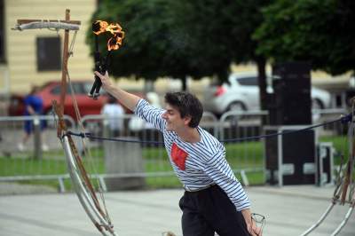 Zaczęło się uliczne szaleństwo w Krakowie. Spektakularny festiwal wystartował - zdjęcie 2