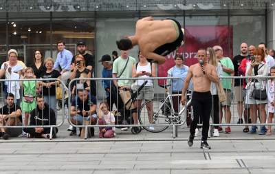 Zaczęło się uliczne szaleństwo w Krakowie. Spektakularny festiwal wystartował - zdjęcie 20