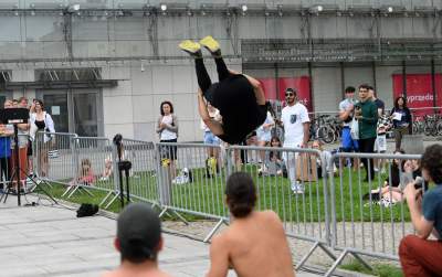 Zaczęło się uliczne szaleństwo w Krakowie. Spektakularny festiwal wystartował - zdjęcie 19