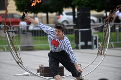 Zaczęło się uliczne szaleństwo w Krakowie. Spektakularny festiwal wystartował - zdjęcie 1