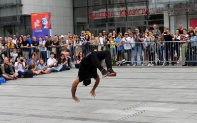 Zaczęło się uliczne szaleństwo w Krakowie. Spektakularny festiwal wystartował - zdjęcie 8