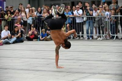 Zaczęło się uliczne szaleństwo w Krakowie. Spektakularny festiwal wystartował - zdjęcie 17