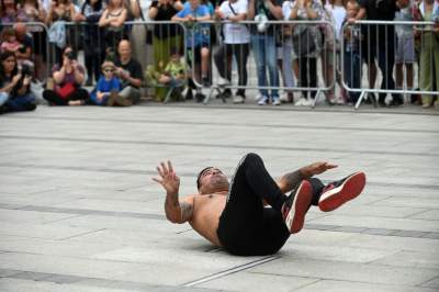 Zaczęło się uliczne szaleństwo w Krakowie. Spektakularny festiwal wystartował - zdjęcie 26