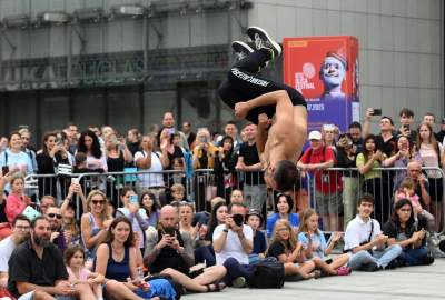 Zaczęło się uliczne szaleństwo w Krakowie. Spektakularny festiwal wystartował - zdjęcie 23