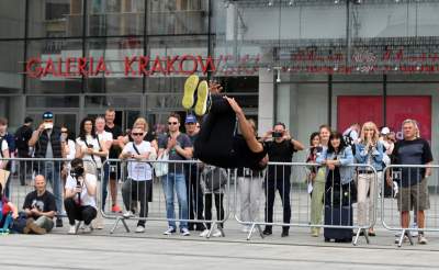 Zaczęło się uliczne szaleństwo w Krakowie. Spektakularny festiwal wystartował - zdjęcie 6