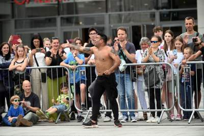 Zaczęło się uliczne szaleństwo w Krakowie. Spektakularny festiwal wystartował - zdjęcie 25