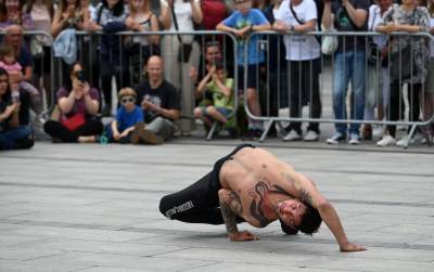 Zaczęło się uliczne szaleństwo w Krakowie. Spektakularny festiwal wystartował - zdjęcie 18