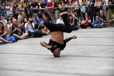 Zaczęło się uliczne szaleństwo w Krakowie. Spektakularny festiwal wystartował - zdjęcie 24
