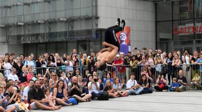 Zaczęło się uliczne szaleństwo w Krakowie. Spektakularny festiwal wystartował - zdjęcie 22