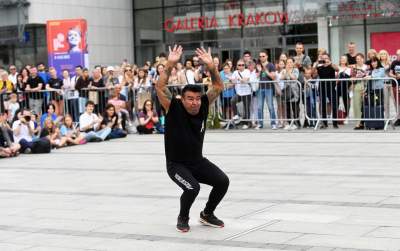 Zaczęło się uliczne szaleństwo w Krakowie. Spektakularny festiwal wystartował - zdjęcie 9