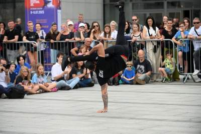 Zaczęło się uliczne szaleństwo w Krakowie. Spektakularny festiwal wystartował - zdjęcie 11