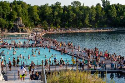 Baseny na Zakrzówku przyciągaja tysiące osób, najbardziej oblegane miejsce - zdjęcie 18