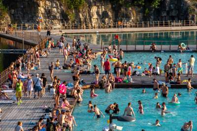 Baseny na Zakrzówku przyciągaja tysiące osób, najbardziej oblegane miejsce - zdjęcie 19