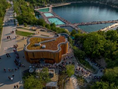 Baseny na Zakrzówku przyciągaja tysiące osób, najbardziej oblegane miejsce - zdjęcie 1