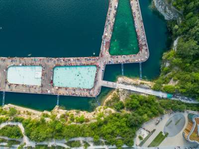 Baseny na Zakrzówku przyciągaja tysiące osób, najbardziej oblegane miejsce - zdjęcie 5