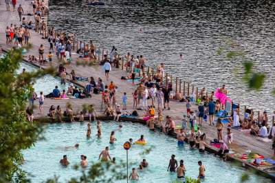 Baseny na Zakrzówku przyciągaja tysiące osób, najbardziej oblegane miejsce - zdjęcie 12