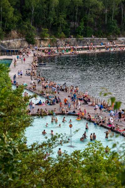 Baseny na Zakrzówku przyciągaja tysiące osób, najbardziej oblegane miejsce - zdjęcie 14