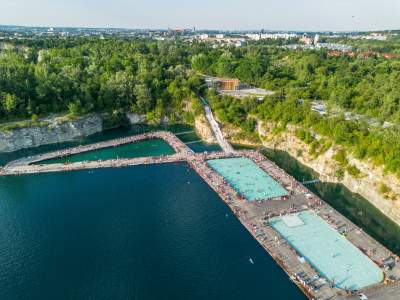 Baseny na Zakrzówku przyciągaja tysiące osób, najbardziej oblegane miejsce - zdjęcie 8