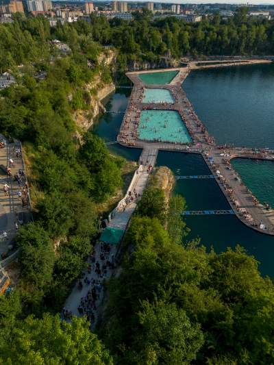 Baseny na Zakrzówku przyciągaja tysiące osób, najbardziej oblegane miejsce - zdjęcie 2