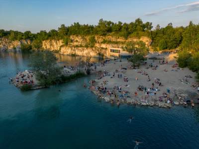 Baseny na Zakrzówku przyciągaja tysiące osób, najbardziej oblegane miejsce - zdjęcie 9