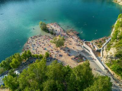 Baseny na Zakrzówku przyciągaja tysiące osób, najbardziej oblegane miejsce - zdjęcie 11