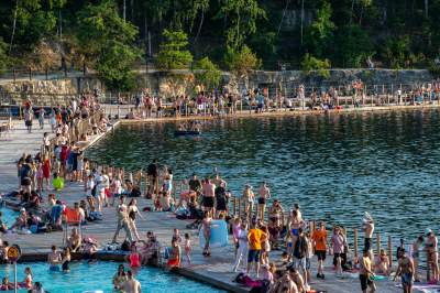 Baseny na Zakrzówku przyciągaja tysiące osób, najbardziej oblegane miejsce - zdjęcie 24