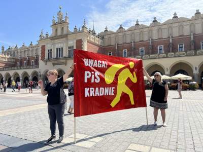 "Uwaga PiS kradnie, Polska rozerwana na kawałki". Akcja Lotnej Brygady Opozycji - zdjęcie 1