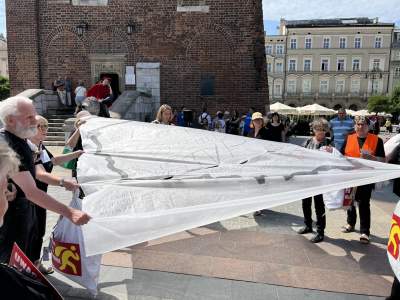 "Uwaga PiS kradnie, Polska rozerwana na kawałki". Akcja Lotnej Brygady Opozycji - zdjęcie 2