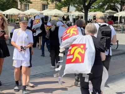 "Uwaga PiS kradnie, Polska rozerwana na kawałki". Akcja Lotnej Brygady Opozycji - zdjęcie 10