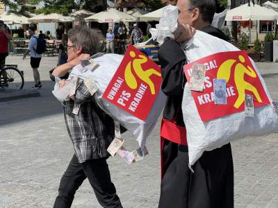 "Uwaga PiS kradnie, Polska rozerwana na kawałki". Akcja Lotnej Brygady Opozycji - zdjęcie 6