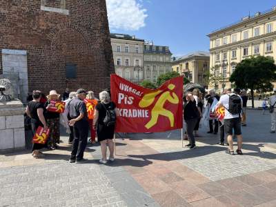 "Uwaga PiS kradnie, Polska rozerwana na kawałki". Akcja Lotnej Brygady Opozycji - zdjęcie 12