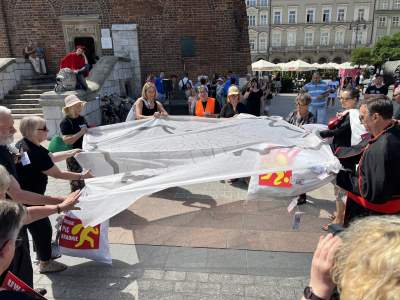 "Uwaga PiS kradnie, Polska rozerwana na kawałki". Akcja Lotnej Brygady Opozycji - zdjęcie 3