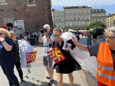"Uwaga PiS kradnie, Polska rozerwana na kawałki". Akcja Lotnej Brygady Opozycji - zdjęcie 11