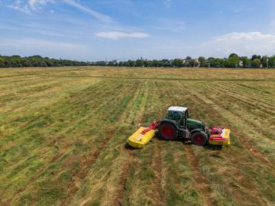 Sielskie klimaty pod Wawelem, na Błoniach zaczęły się sianokosy - zdjęcie 3