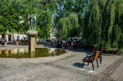 Plac Wolnica się zmienia, są nowe ławki, będzie więcej zieleni - zdjęcie 8