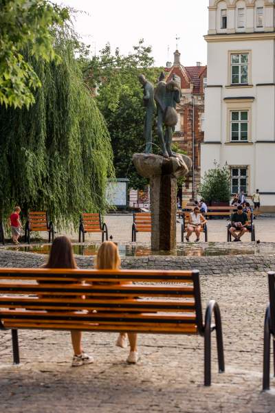 Plac Wolnica się zmienia, są nowe ławki, będzie więcej zieleni - zdjęcie 18