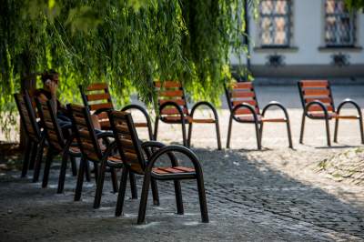 Plac Wolnica się zmienia, są nowe ławki, będzie więcej zieleni - zdjęcie 19