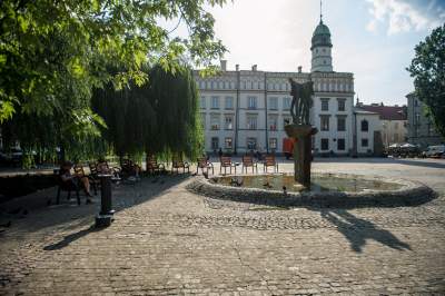 Plac Wolnica się zmienia, są nowe ławki, będzie więcej zieleni - zdjęcie 22